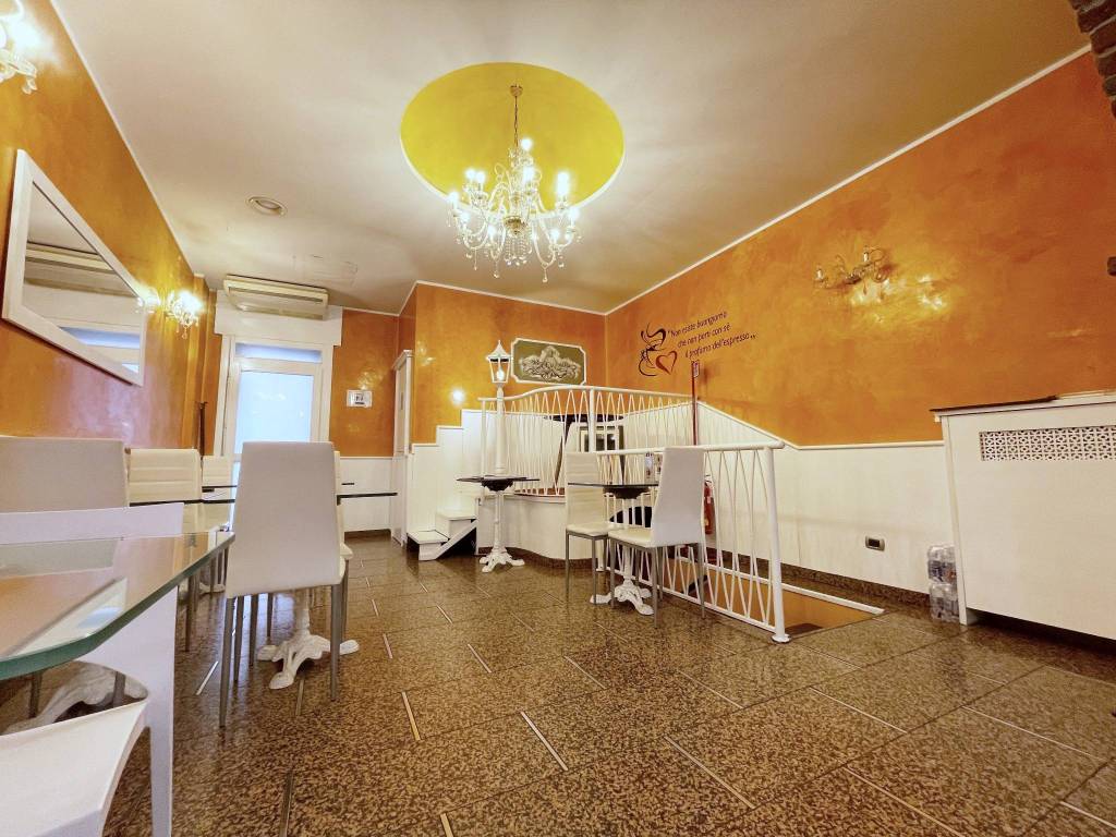 bar-con-servizio-di-tavola-calda-recentemente-ristrutturato