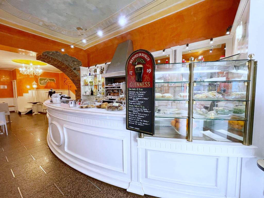 bar-con-servizio-di-tavola-calda-recentemente-ristrutturato