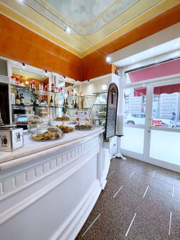 bar-con-servizio-di-tavola-calda-recentemente-ristrutturato