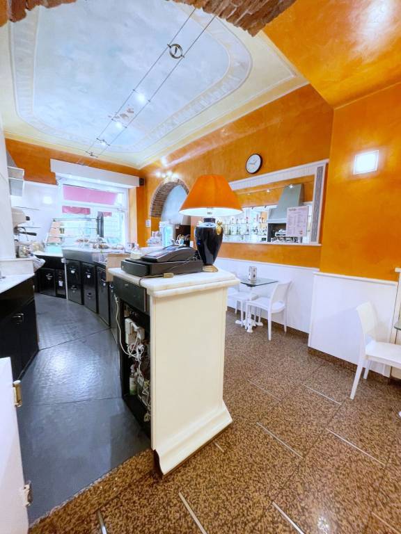 bar-con-servizio-di-tavola-calda-recentemente-ristrutturato
