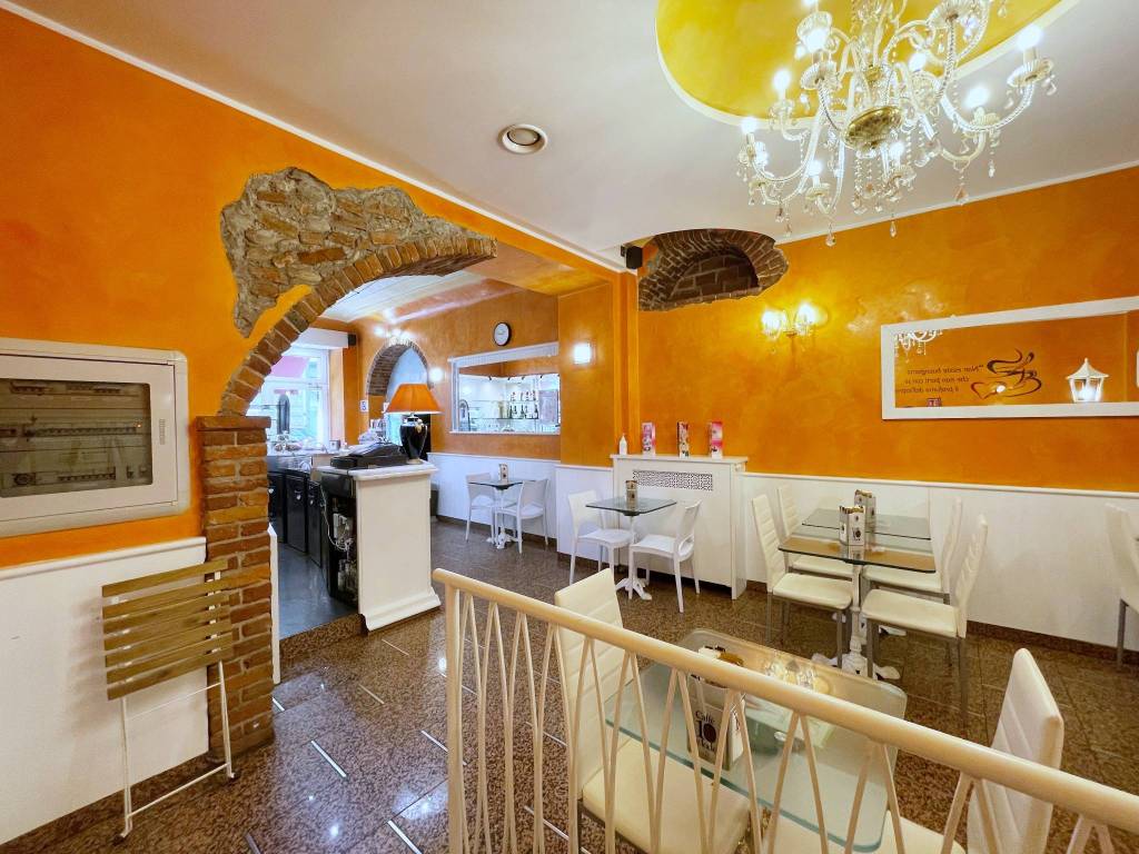 bar-con-servizio-di-tavola-calda-recentemente-ristrutturato