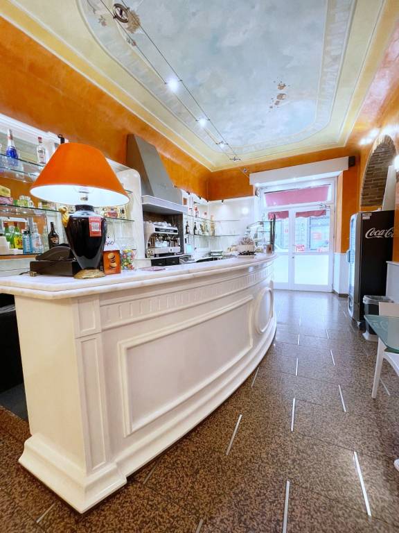 bar-con-servizio-di-tavola-calda-recentemente-ristrutturato