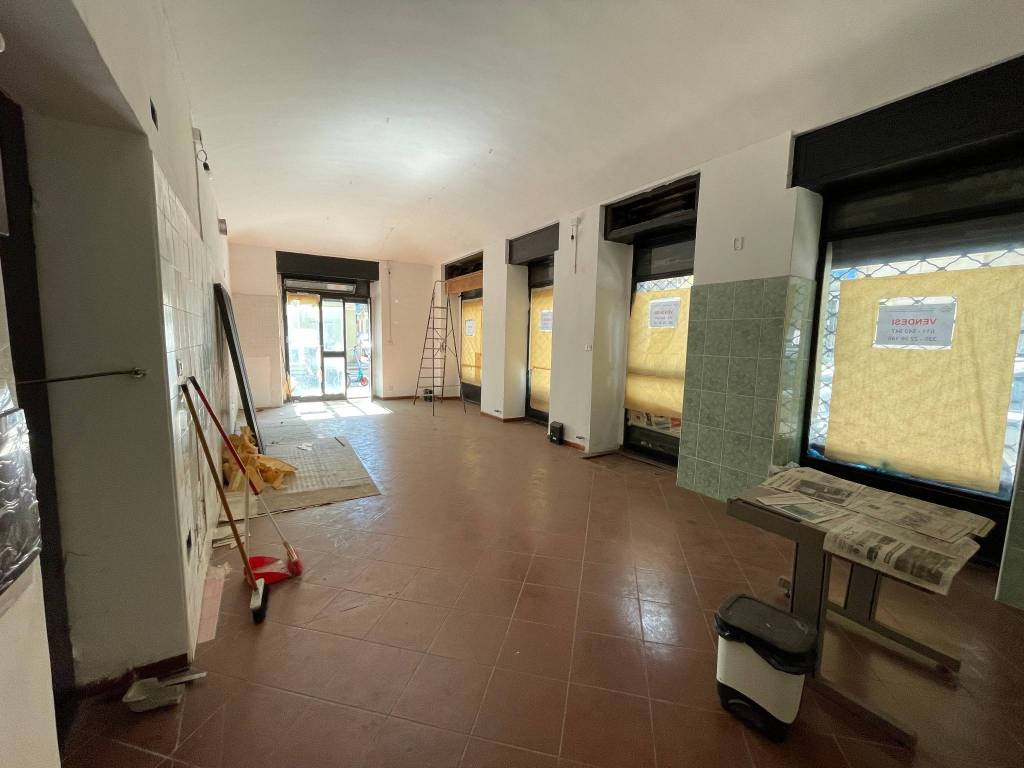 locale-commerciale-con-canna-fumaria-porta-nuova