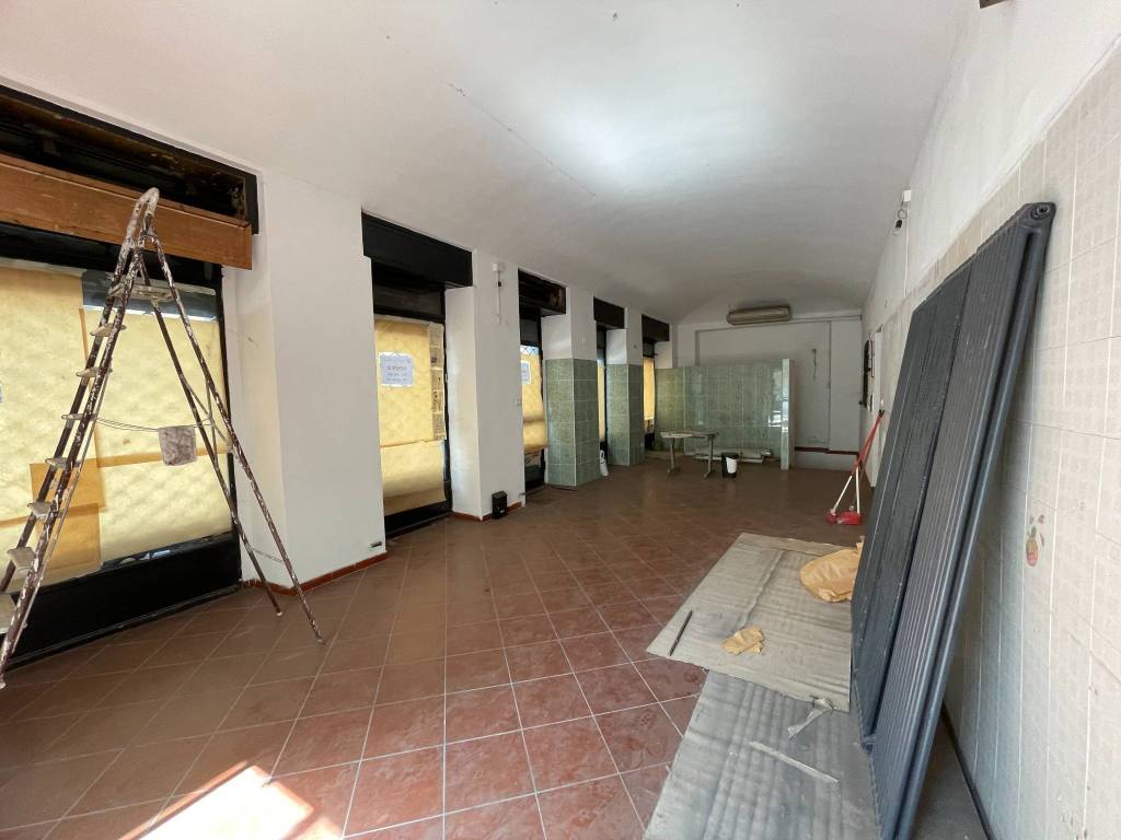 locale-commerciale-con-canna-fumaria-porta-nuova