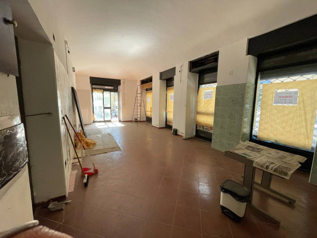 locale-commerciale-con-canna-fumaria-porta-nuova