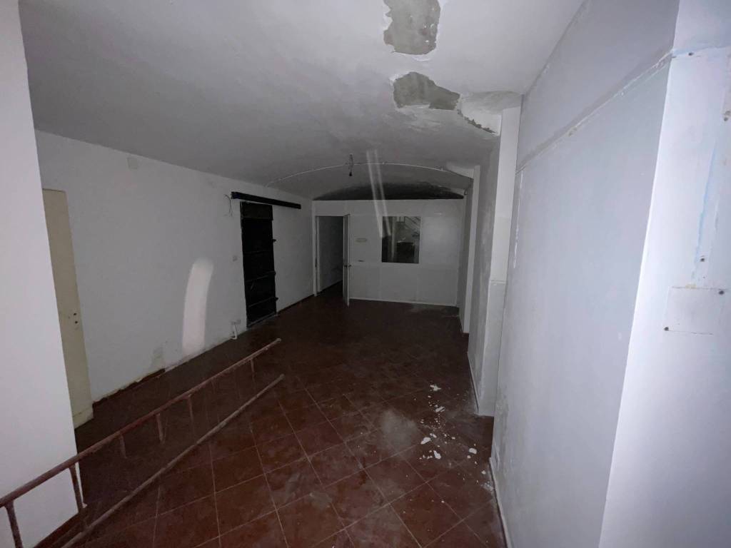 locale-commerciale-con-canna-fumaria-porta-nuova