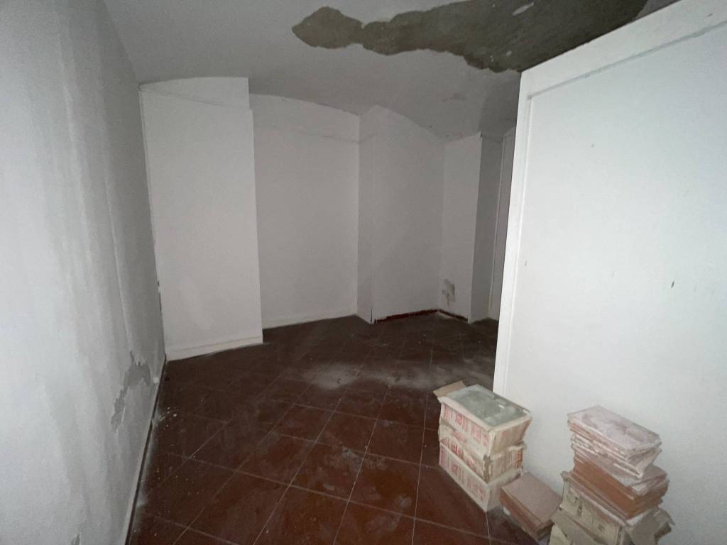 locale-commerciale-con-canna-fumaria-porta-nuova