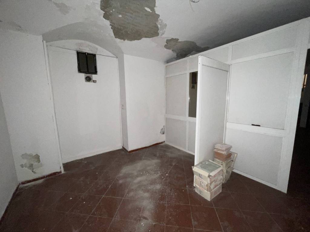 locale-commerciale-con-canna-fumaria-porta-nuova