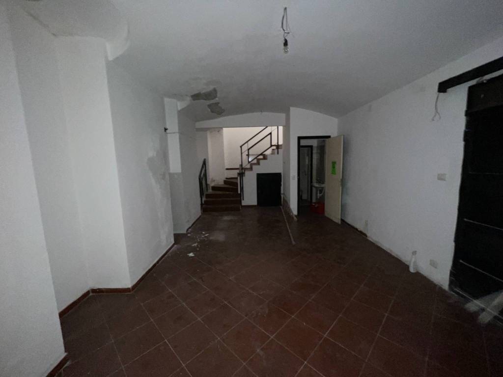 locale-commerciale-con-canna-fumaria-porta-nuova