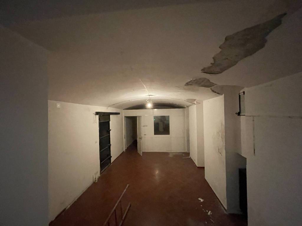 locale-commerciale-con-canna-fumaria-porta-nuova
