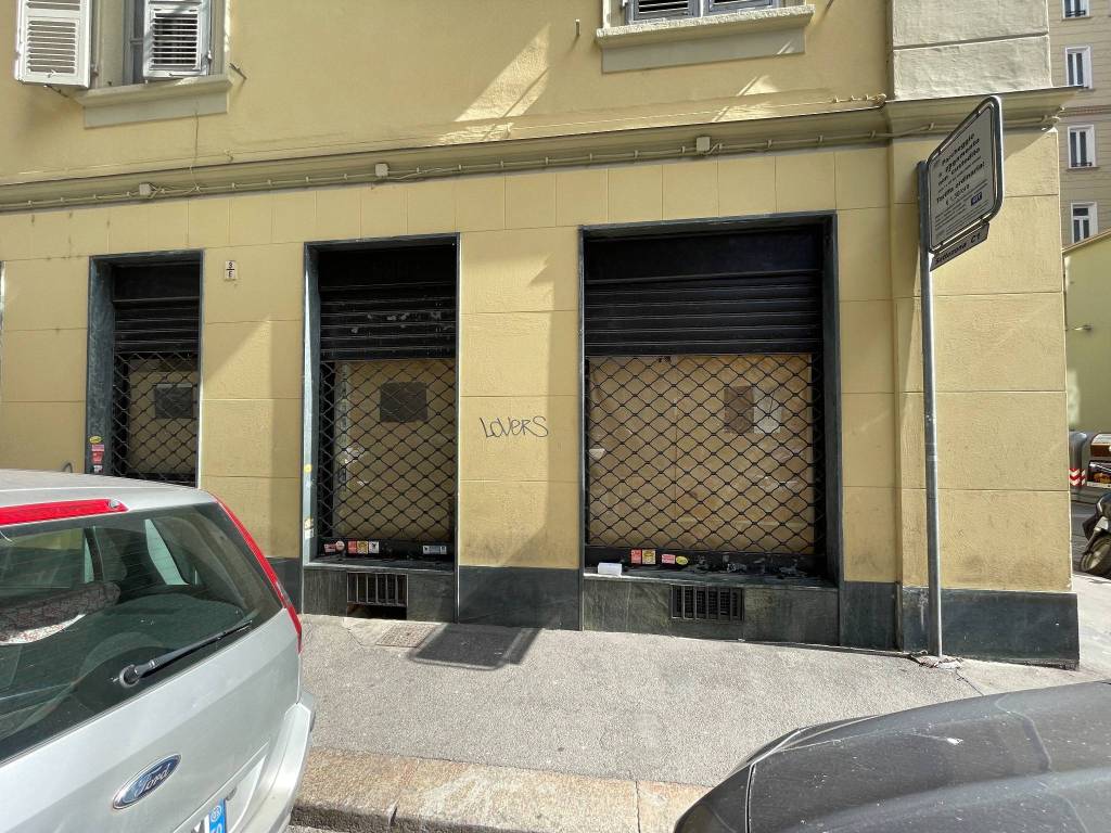 locale-commerciale-con-canna-fumaria-porta-nuova
