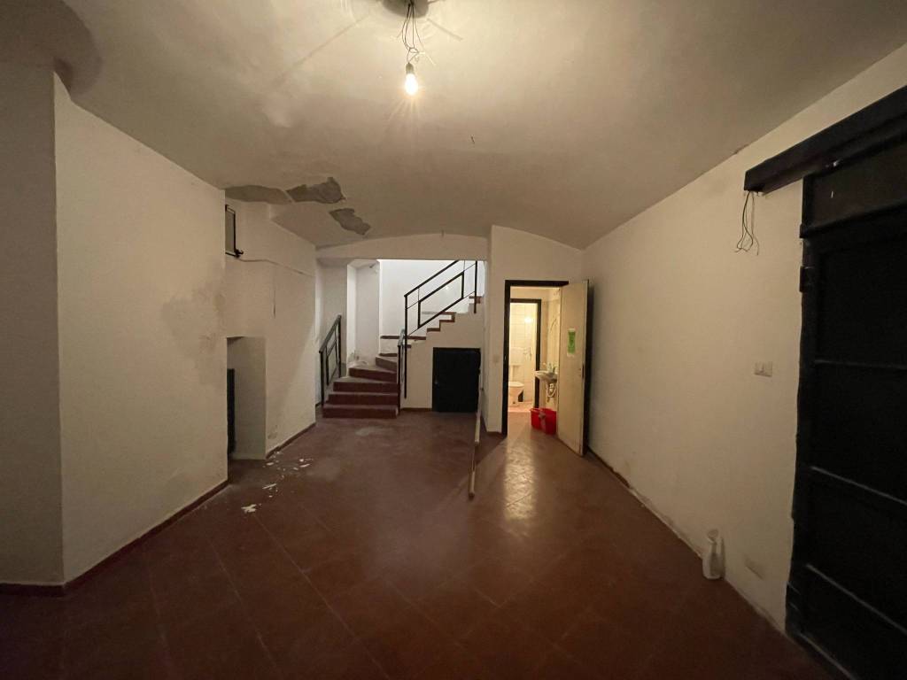 locale-commerciale-con-canna-fumaria-porta-nuova