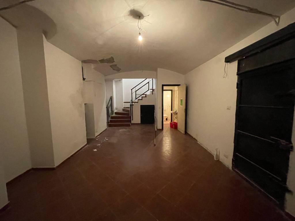 locale-commerciale-con-canna-fumaria-porta-nuova