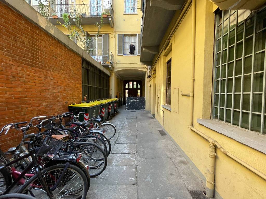 locale-commerciale-con-canna-fumaria-porta-nuova