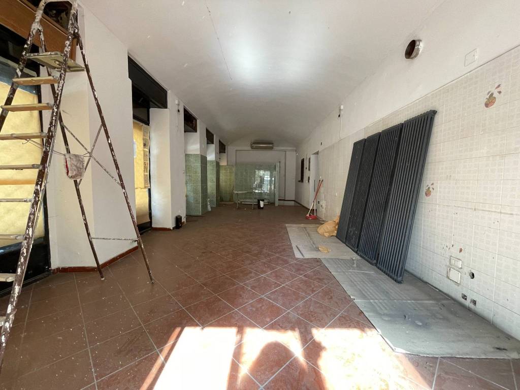 locale-commerciale-con-canna-fumaria-porta-nuova