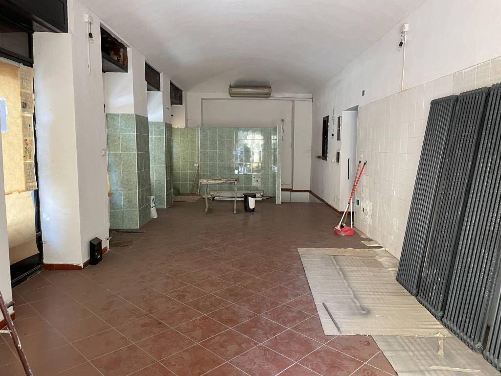 locale-commerciale-con-canna-fumaria-porta-nuova