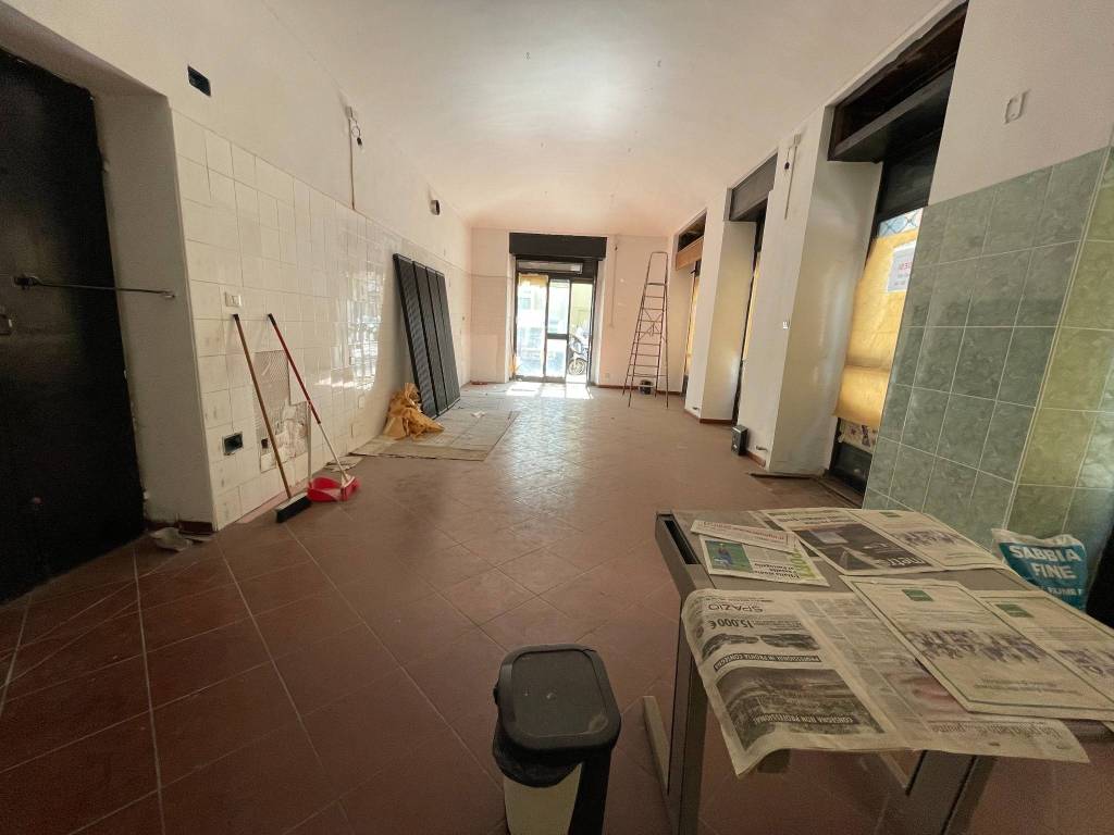 locale-commerciale-con-canna-fumaria-porta-nuova