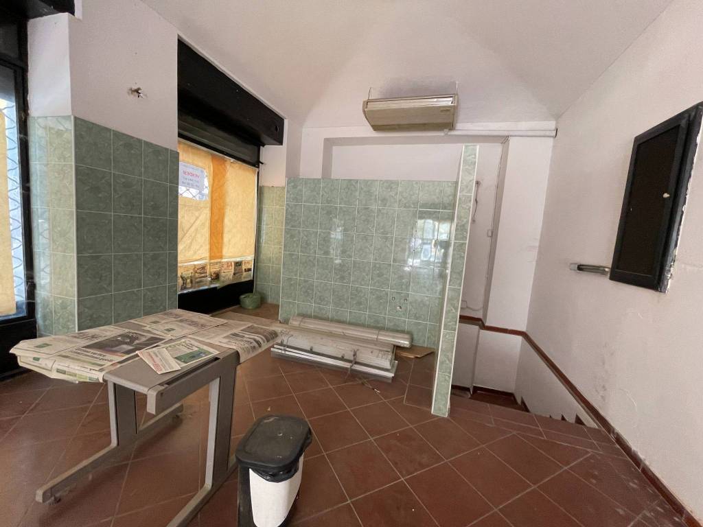 locale-commerciale-con-canna-fumaria-porta-nuova