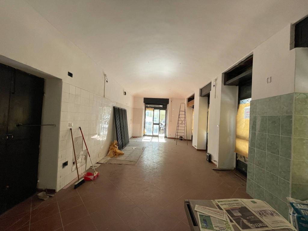 locale-commerciale-con-canna-fumaria-porta-nuova